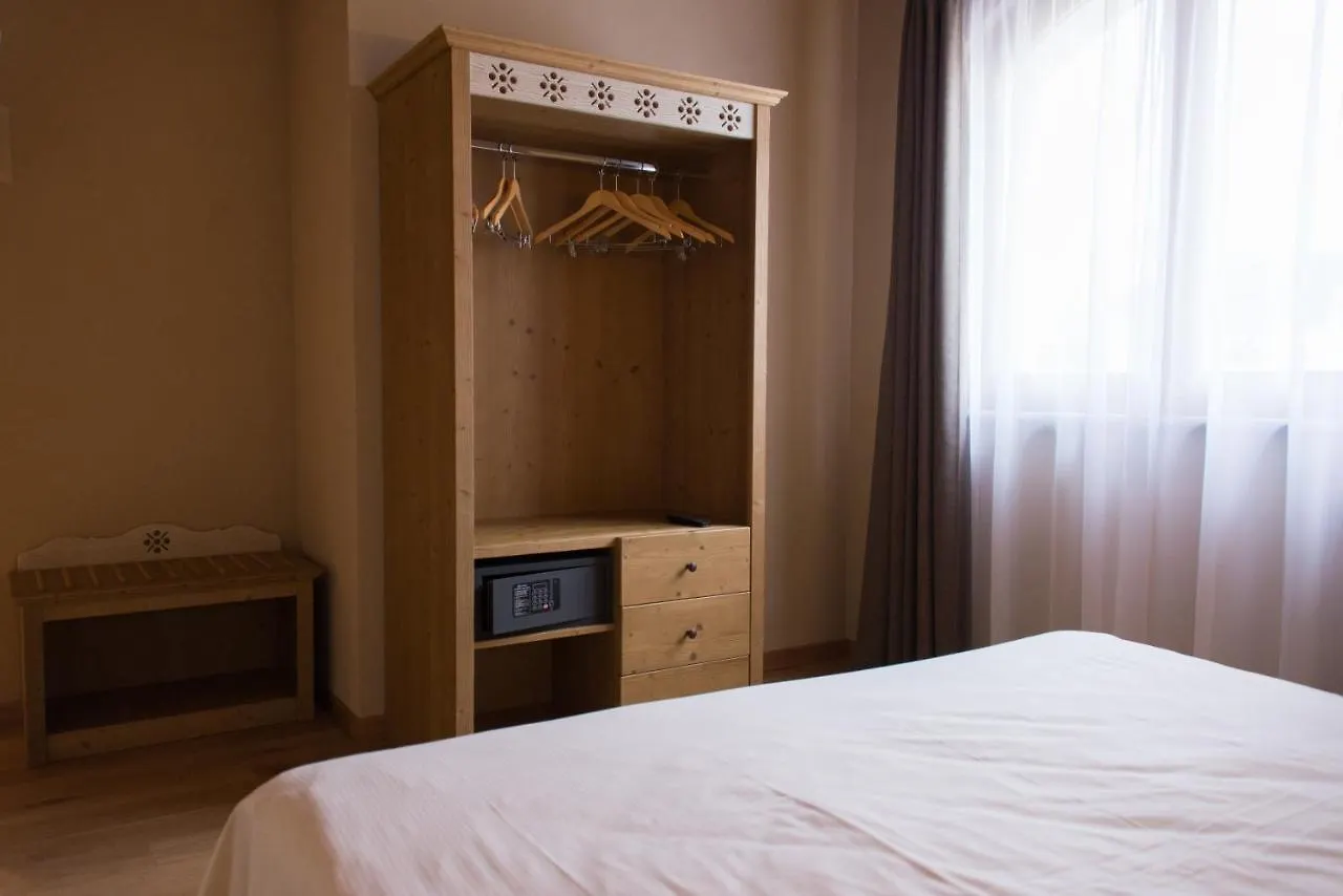 Hotel Sesmones Лоди
